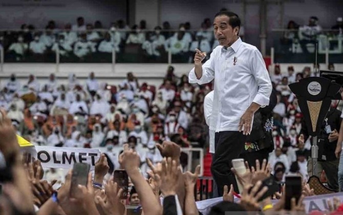 Presiden Joko Widodo menyapa relawan saat menghadiri Nusantara Bersatu: Satu Komando Untuk Indonesia, di Stadion Utama Gelora Bung Karno, Jakarta, Sabtu (26/11). (ANTARA FOTO/Aprillio Akbar)