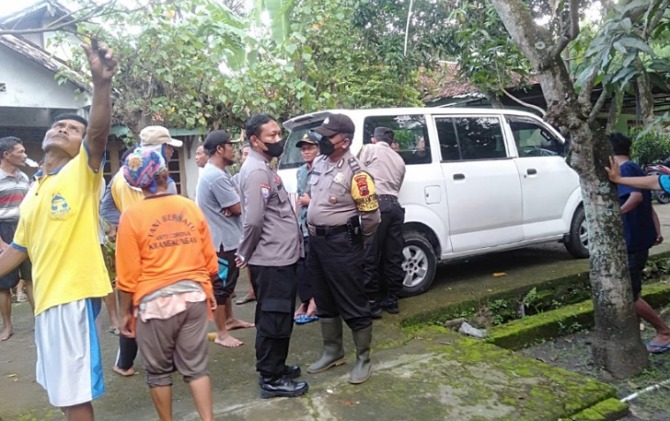Proses evakuasi jasad Sukadi yang meninggal dunia di area persawahan di Desa Burikan, Kecamatan Cawas. (Dokumentasi Polsek Cawas)