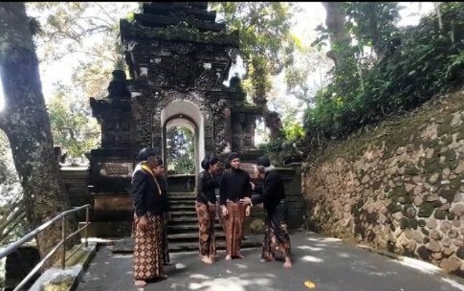 Kaesang Pangarep dan Erina Gudono saat berada di kompleks makam Mangkunegara I atau Pangeran Sambernyowo yang dikenal di kawasan pemakaman Girilayu, Matesih, Karanganyar, Selasa (29/11). (RUDI H/RADAR SOLO)