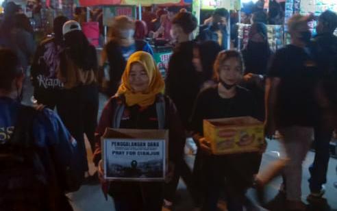 Gabungan komunitas dan relawan Karanganyar menggalang donasi di sela gelaran malam hiburan peringatan Hari Jadi ke-105 Kabupaten Karanganyar di Alun-Alun Karanganyar, Rabu (23/11/2022),