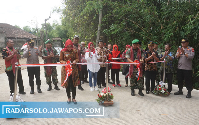 SEREMONIAL: Bupati Klaten Sri Mulyani dan Dandim 0723/Klaten Letkol Czi Bambang Setyo Triwibowo meresmikan jalan yang dibetonisasi di Desa Wonosari, Kecamatan Trucuk, Jumat (11/11). (ANGGA PURENDA/RADAR SOLO)