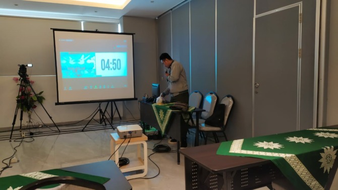 SAMBUT PESERTA: Pantia rapat pleno Muktamar Ke-48 Muhammadiyah di Tawangmangu menyiapkan lokasi. (RUDI HARTONO/RADAR SOLO)