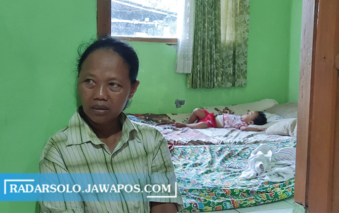 AJAIB: Khanza, 18 bulan, tertidur pulas di kamar ditunggui neneknya Sukini. (IWAN ADI LUHUNG/RADAR SOLO)