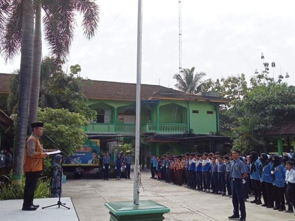 TAMBAH SEMANGAT: Siswa MTs Negeri 12 Boyolali memakai seragam ekstrakurikuler saat upacara peringatan Hari Pahlawan, kemarin. (ERPI SULISTIOWATI/RADAR SOLO)