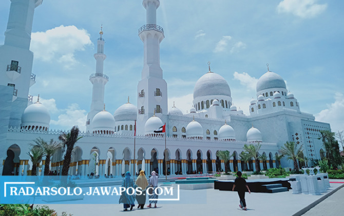 MEGAH: Arsitektur Masjid Raya Sheikh Zayed mengundang daya tarik karena merupakan miniature Masjid Sheikh Zayed di Abu Dhabi, UEA. (DAMIANUS BRAM/RADAR SOLO)