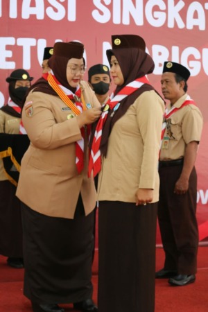 DUKUNG PENUH: Bupati Yuni saat melantik Mabiran dan Mabigus Pramuka Sragen, kemarin. (AHMAD KHAIRUDIN/RADAR SOLO)