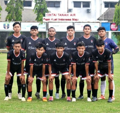 Penggawa AT Farmasi berlatih di Lapangan Blulukan. (AT FARMASI FOR RADAR SOLO)
