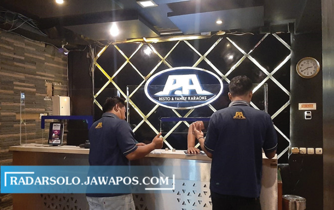 Pondok Asri (PA) Resto & Family Karaoke, yang menjadi lokasi penganiayaan melibatkan oknum TNI. (RAGIL L/RADAR SOLO)