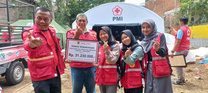PMI Klaten bersama PMI se-Soloraya saat menyalurkan bantuan tahap pertama kepada korban gempa bumi di Cianjur, Jawa Barat (Dokumentasi PMI Klaten)