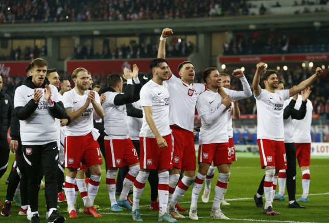 Pemain tim nasional Polandia merayakan keberhasilan mereka lolos ke Piala Dunia 2022 Qatar setelah mengalahkan Swedia 2-0. (Kacper Pempel/Reuters/Antara)