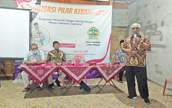 NASIONALISME: Wakil Ketua DPRD Provinsi Jawa Tengah Quatly A. Alkatiri menyampaikan materi pentingnya penguatan Pancasila sebagai ideologi bangsa. Acara digelar di Sukoharjo, Kamis (17/11).