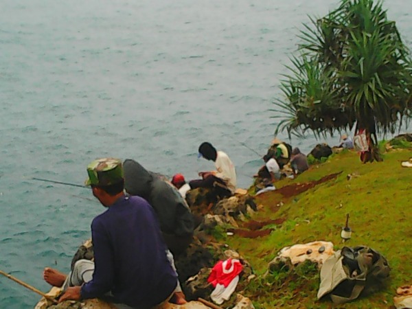SPOT MANCING: Pemancing menggunakan teknik rock fishing di Tebing Nglonjok, Paranggupito, belum lama ini. (KADES PARANGGUPITO FOR RASO)