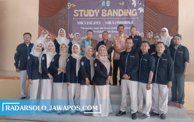 BERSINERGI: Kepala SMKN 2 Klaten dengan Kepala Sekolah SMK N 1 Ponorogo saat penyerahan vandal dan foto bersama di aula SMK N 2 Klaten. (ANGGA PURENDA/RADAR SOLO)