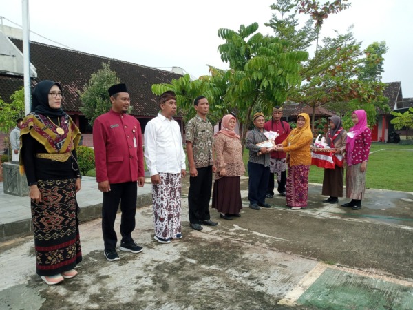APRESIASI: Reward untuk guru SMKN 5 Sukoharjo saat HGN, Jumat (25/11). (SMKN 5 SUKOHARJO FOR RASO)