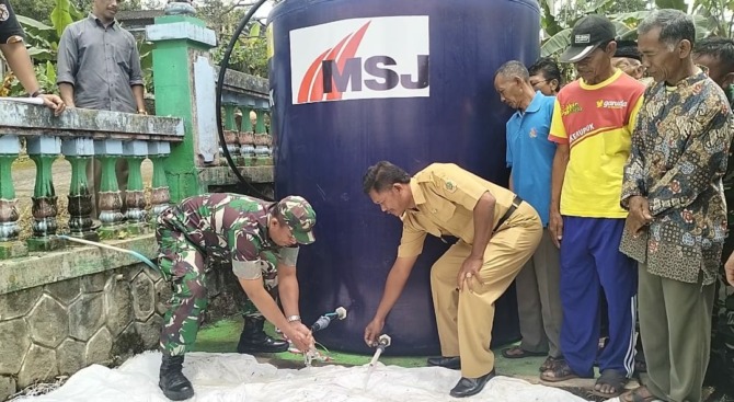 LAUNCHING: Peresmian sumur pompa hidram di balai Desa Semagar, Kecamatan Girimarto, Selasa (22/11). (KODIM 0728/WONOGIRI FOR RASO)