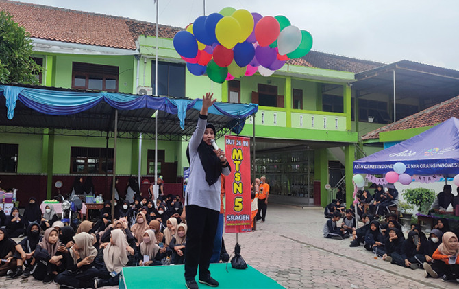 DEDIKASI: Sambutan Kepala MTsN 5 Sragen Muawanatul Badriyah saat perayaan HUT madrasah, Jumat (25/11). (MTSN 5 SRAGEN FOR RASO)