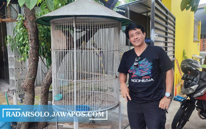 NIKMATI HIDUP: Simon Nugroho bersantai di kediamannya. Memasuki masa pensiun, dia lebih banyak olahraga fisik dan olah jiwa. (AHMAD KHAIRUDIN/RADAR SOLO)