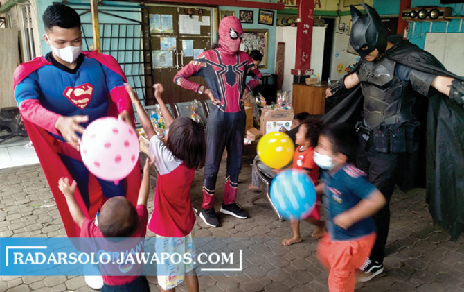PEDULI: Para superhero mengajak anak-anak HIV/AIDS bermain bersama, Rabu (30/11). (SEPTIAN REFVINDA/RADAR SOLO)