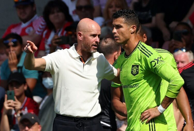 Manajer Manchester United Erik ten Hag (kiri) memberikan pengarahan kepada Cristiano Ronaldo dalam laga melawan Southampton di Premier League. (Adrian Dennis/AFP)