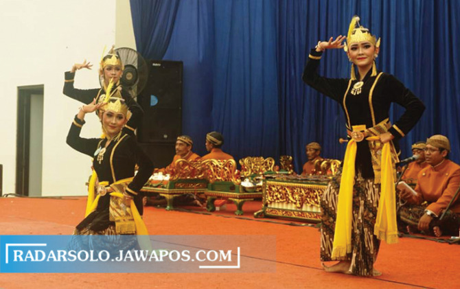 NGURI-URI BUDAYA: Festival Kebudayaan yang digelar di gedung Teater Bhinneka Tunggal Ika, belum lama ini. (RUDI HARTONO/RADAR SOLO)