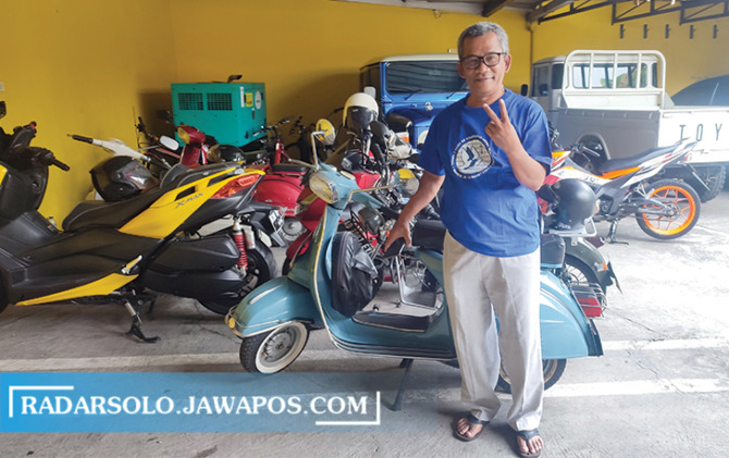 KALEM: Tatag Prabawanto pamerkan Vespa kelangenannya. Mengulik kendaraan tua memberikan kepuasan batin. (AHMAD KHAIRUDIN/RADAR SOLO)