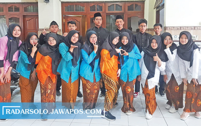 BANGGA: Tim paduan suara SMA Muhammadiyah PK Kottabarat rutin latihan sebelum tampil di pembukaan muktamar. (RINA KHOLIF TIANA/RADAR SOLO)