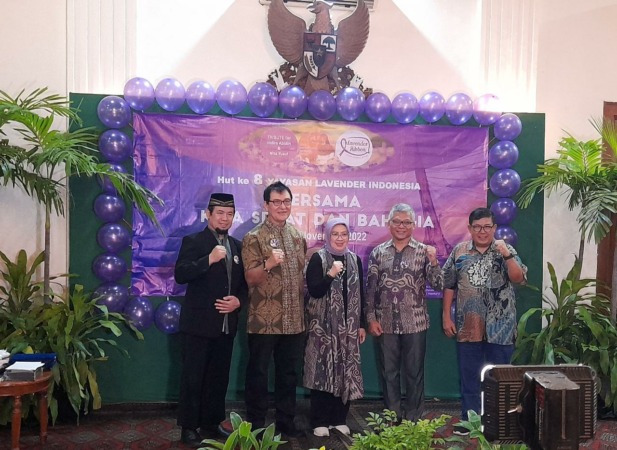 Pengurus YLI dan para narasumber di sela workshop memperingati HUT ke-8 YLI di Kota Solo, Sabtu (5/11/2022). (DOK.YLI)