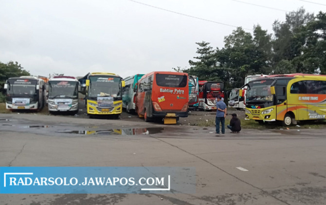 MULAI BALIK: Sejumlah bus pembawa peserta maupun penggembira Muktamar Ke-48 Muhammadiyah dan Aisyiyah parkir di terminal kartasura sejak Jumat (18/11). (IWAN KAWUL/RADAR SOLO)