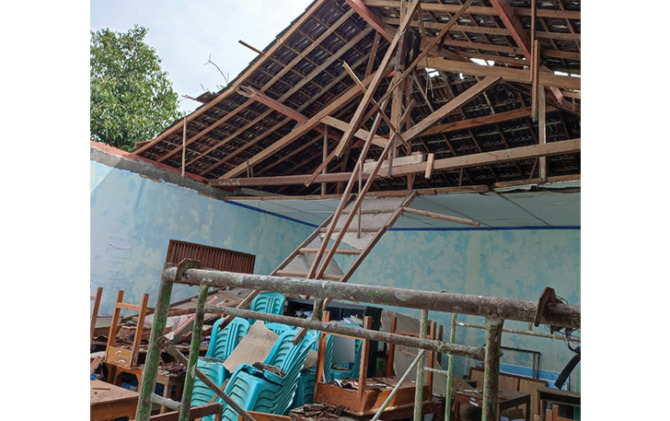 Pekerja menurunkan genting banguan SMP Muhammadiyah 7 Eromoko yang atapnya ambruk, pekan lalu. (Dok Kepala SMP Muhammadiyah 7)