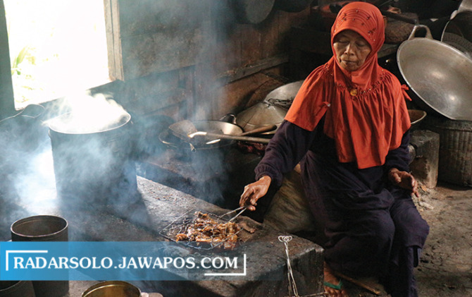 ENAK MAKAN DI DAPUR: Proses memasak ayam panggang di warung Bu Bari. (IWAN ADI LUHUNG/RADAR SOLO)