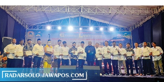 BERI DUKUNGAN: Bupati Karanganyar Juliyatmono bersama seniman Karanganyar saat Grebek Lawu di Tawangmangu, Sabtu (26/11) malam (RUDI HARTONO/RADAR SOLO)