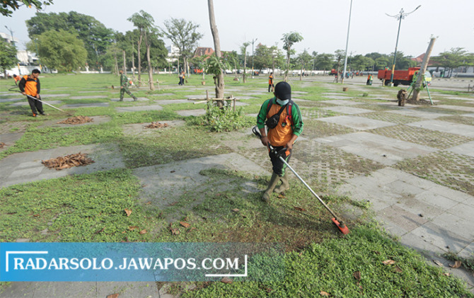 LUAS: Petugas pemkot membersihkan halaman Mangkunegaran beberapa waktu lalu. Lokasi ini akan digunakan untuk parkir tamu undangan ngunduh mantu Jokowi. (M. IHSAN/RADAR SOLO)