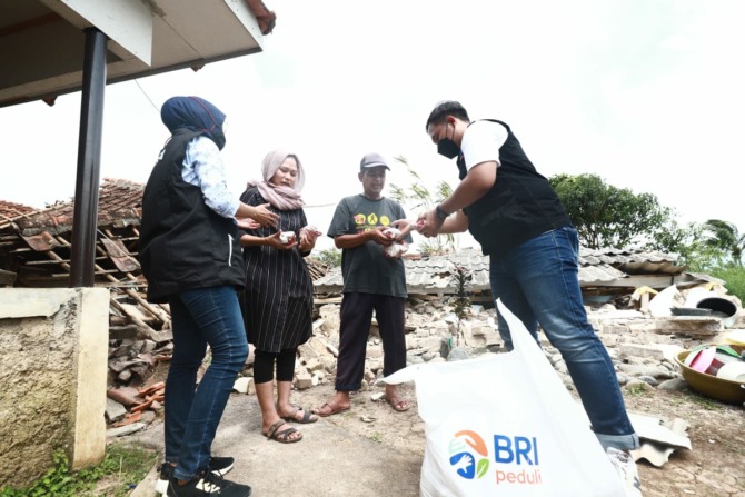 BRI melalui program BRI Peduli distribusikan bantuan terhadap korban terdampak gempa di Cianjur, Jawa Barat. (DOK.BRI)