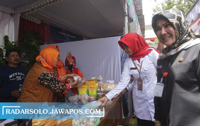 PRODUK LOKAL: Bupati Klaten Sri Mulyani (kanan) meninjau stand di acara agro expo KTNA di halaman kantor DKPP Klaten, Rabu (2/11). (ANGGA PURENDA/RADAR SOLO)