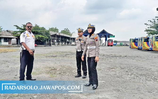 LUAS: Koordinator Terminal Kartasura Agung Cahyono Hadi bersama Kasat Lantas Polres Sukoharjo AKP Sofia Wuriana cek kesiapan terminal untuk parkir muktamar. (IWAN KAWUL/RADAR SOLO)