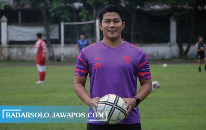 Dede Irawan, berjuang memoles talenta sepak bola wanita di eks Karesidenan Surakarta. (M. IHSAN/RADAR SOLO)