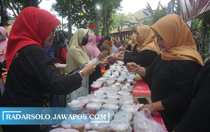 ANTUSIAS: Pengunjung saat mengambil jenang dengan menukarkan kupon yang dibawanya dalam acara Festival Jenang di Bumi Perkemahan Tirta Mulya, Sabtu (5/11).