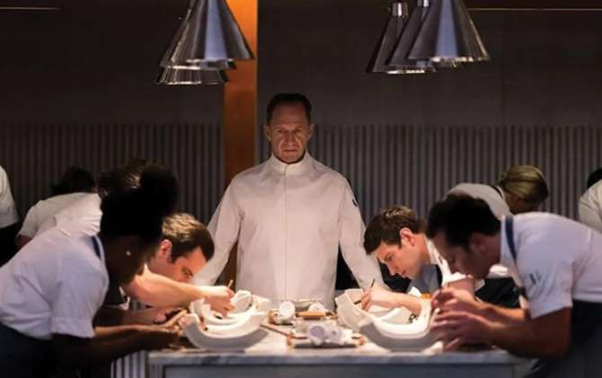 Aktor Ralph Fiennes dalam film The Menu.