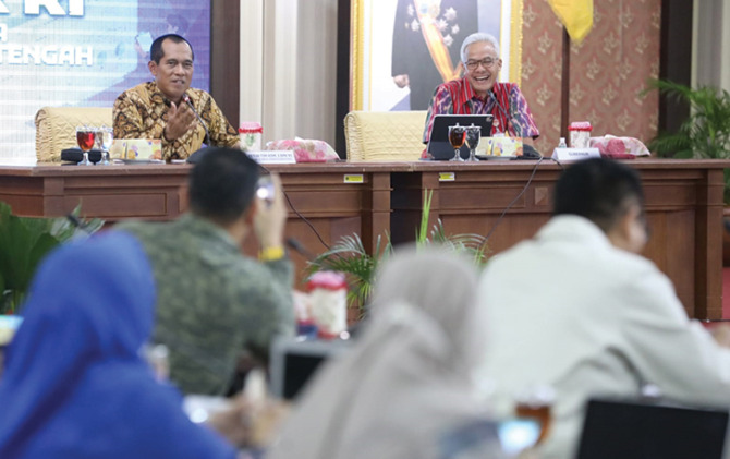 Ketua Tim Komisi I DPR RI Abdul Kharis Almasyhari dan Gubernur Jateng Ganjar Pranowo saat audiensi di Gradhika Bhakti Praja, Selasa (8/11).