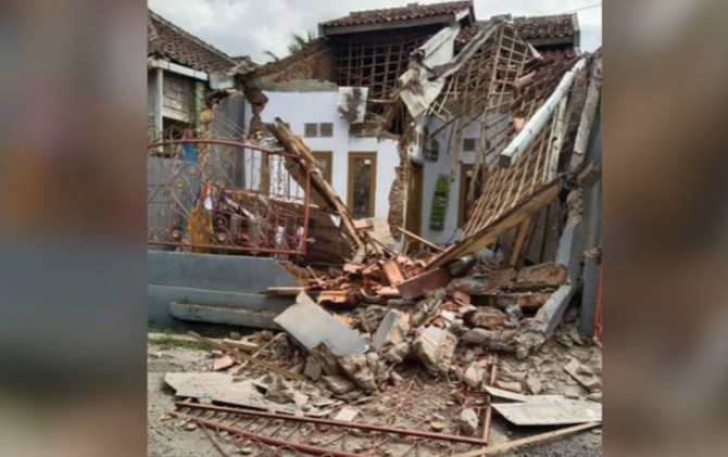 Sejumlah bangunan rumah mengalami kerusakan akibat gempa di Kabupaten Cianjur, Jawa Barat, Senin (21/11). (Antara)