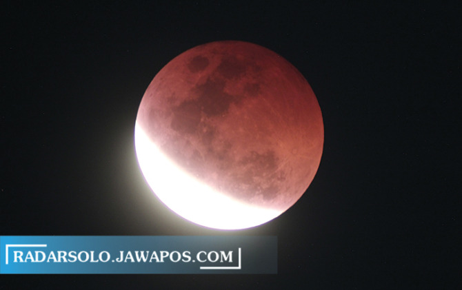 Ilustrasi gerhana bulan diamati dari Pusat Astronomi Pondok Pesantren Assalam Sukoharjo. (ARIEF BUDIMAN/RADAR SOLO)