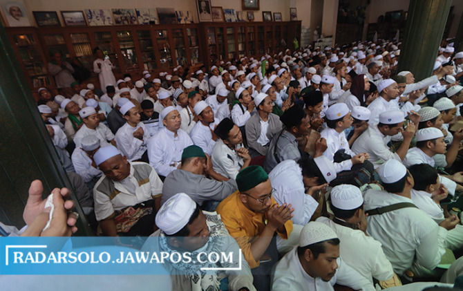 PADAT: Ribuan jamaah haul Habib Ali bin Muhammad Al-Habsyi  memadati tempat acara. (M. IHSAN/RADAR SOLO)