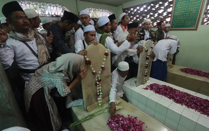 Para jamaah ziarah di tiga makam keturunan Habib Ali bin Muhammad Al-Habsyi. (MANNISA/RADAR SOLO)