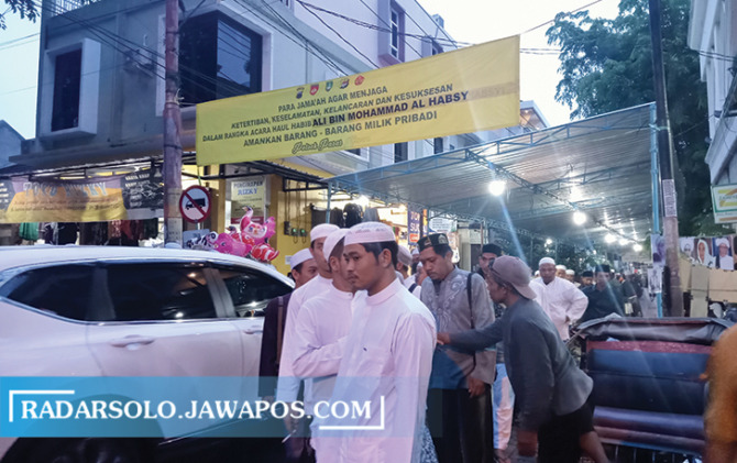 LALIN DIALIHKAN: Ribun jamaah haul Habib Ali bin Muhammad Al-Habsyi mulai memadati jalur pedestrian depan Masjid Riyadh, Jalan Kapten Mulyadi, Pasar Kliwon, kemarin. (MANNISA ELFIRA/RADAR SOLO)