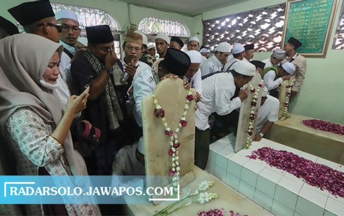 TAHUNAN: Jamaah haul Habib Ali tampak khusyuk berdoa. (M. IHSAN/RADAR SOLO)