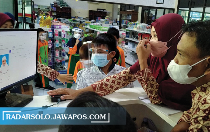Pelayanan cashless di kantin salah satu SD swasta di Kota Solo, belum lama ini. Pemkab Boyolali menghadirkan program serupa dengan membuatkan ribuan pelajar rekening simpel untuk proses menabung dan pembayaran cashless di sekolah. (RADAR SOLO PHOTO)