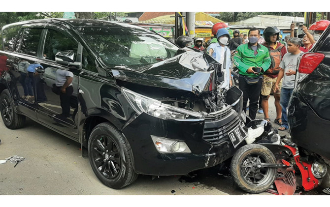 Sejumlah kendaraan yang terlibat kecelakaan karambol di ruas Jalan Slamet, Riyadi tepatnya di depan Rumah Sakit Kasih Ibu, Kamis (17/11) pagi.