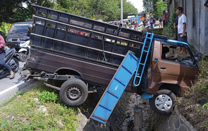 Kondisi mobil bak terbuka yang mengalami kecelakaan beruntun di jalan Solo-Semarang, tepatnya di pertigaan depan Balai Desa Penggung, Boyolali Kota, Senin (7/11) siang. (RAGIL L/RADAR SOLO)