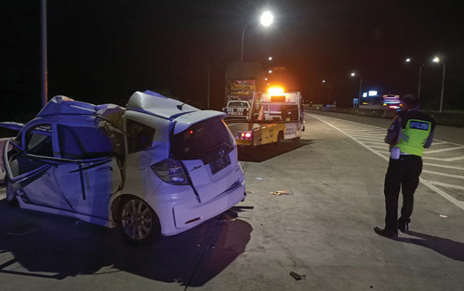 Kondisi mobil Jazz putih yang dikendarai tersangka dugaan penipuan robot trading Net89, Hanny Suteja yang mengalami kecelakaan di tol Solo-Semarang. Dalam kecelakaan itu, Hanny tewas di lokasi kejadian. (SATLANTAS POLRES BOYOLALI)