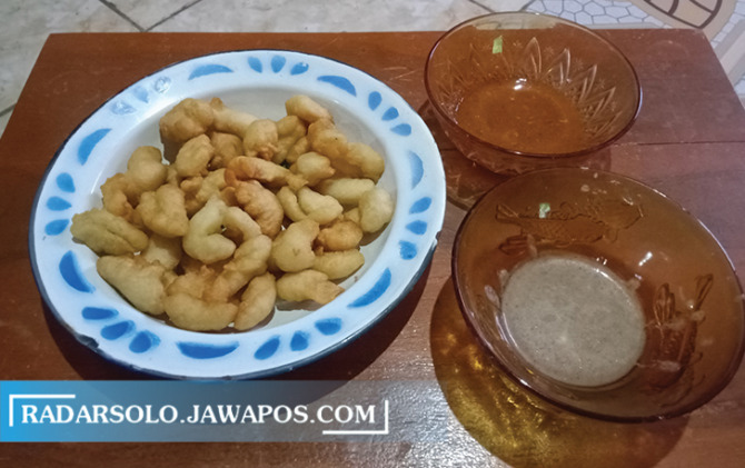 BIKIN NAGIH: Kepelan dengan cocolan sambal bawang dan kacang. Foto bawah, Susiyana menggoreng adonan kepelan ke wajan. (DIAN NOER/RADAR SOLO)